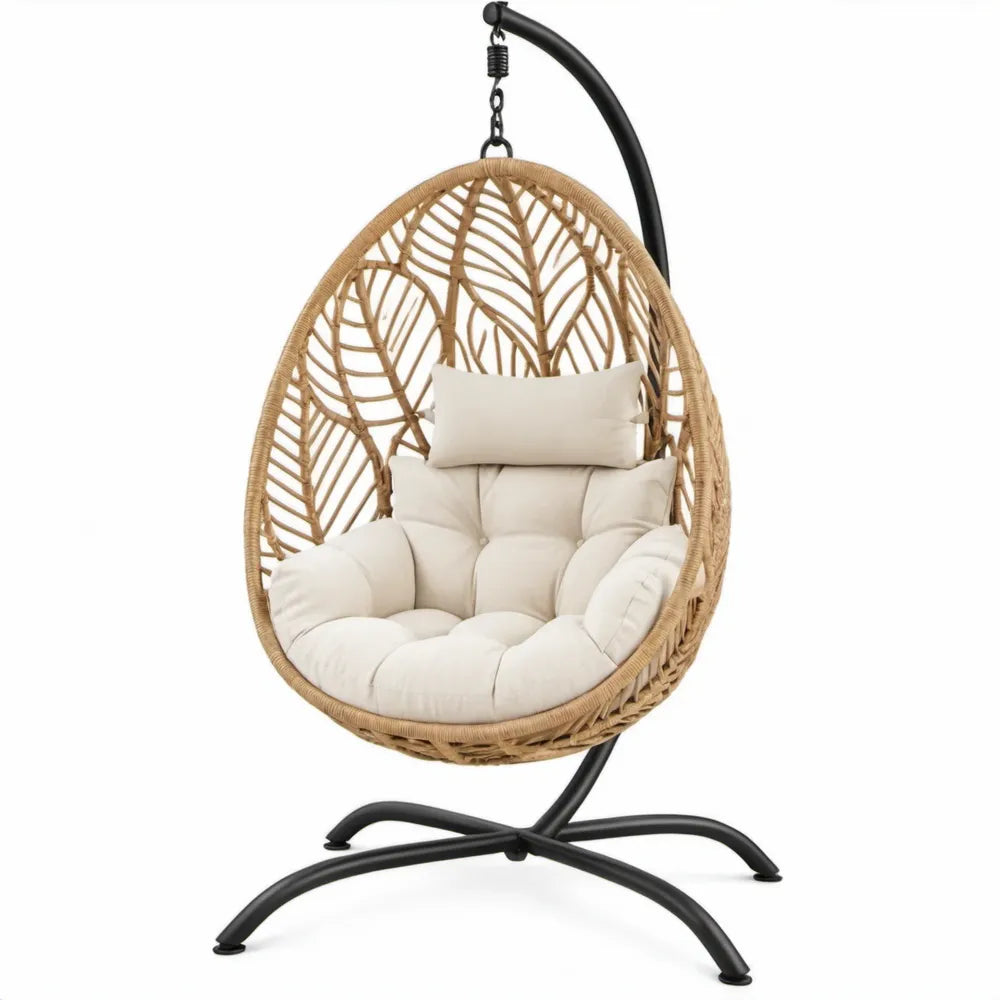 Beige PE-rotan hangstoel met zwart stalen standaard en crèmekleurige kussens, 105 x 105 x 195 cm